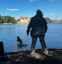 Annabell beim Wassertest