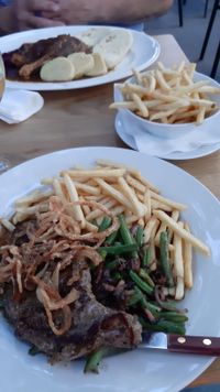 Essen im b&ouml;hmischen Restaurant - ich wollte keine amerikanischen Kartoffeln, stattdessen lieber Pommes - nun habe ich doppelt Pommes